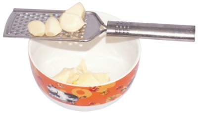�abek czosnku, z�bki czosnku, tarka do twardego sera, porcelanowa miseczka, mas�o
